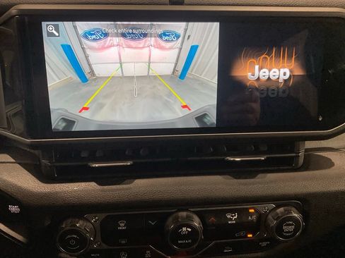 Used 2025 Jeep Gladiator Sport AWD/4WD image 16