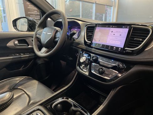 Used 2025 Chrysler Pacifica Limited FWD image 33