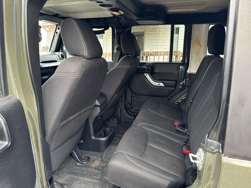 Used 2015 Jeep Wrangler Unlimited Rubicon w/ Connectivity Group image 15