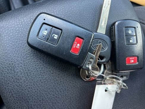 Used 2017 Toyota Tacoma TRD Off-Road AWD/4WD image 24