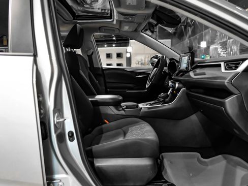 Used 2020 Toyota RAV4 XLE w/ Convenience Package FWD image 37