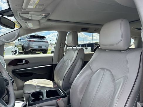 Used 2019 Chrysler Pacifica Limited FWD image 12