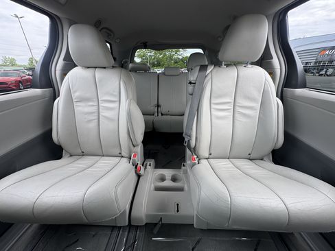 Used 2014 Toyota Sienna XLE w/ Entertainment Package FWD image 32