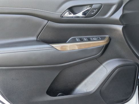 Used 2023 GMC Acadia SLE image 9