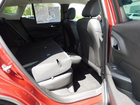 Used 2025 Chevrolet Trax LT w/ LT Convenience Package FWD image 23
