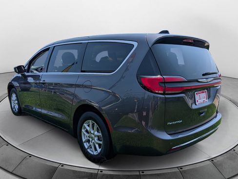 Used 2023 Chrysler Pacifica Touring-L FWD image 5