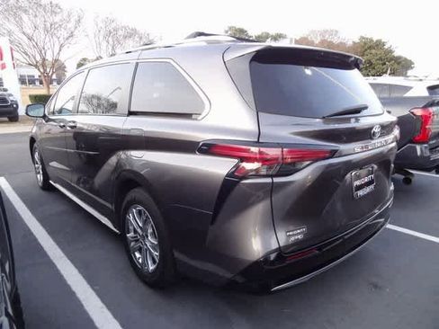 Used 2023 Toyota Sienna Platinum image 6