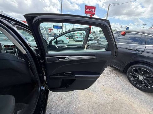 Used 2017 Ford Fusion SE FWD image 12
