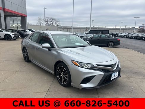 Used 2018 Toyota Camry SE image 3