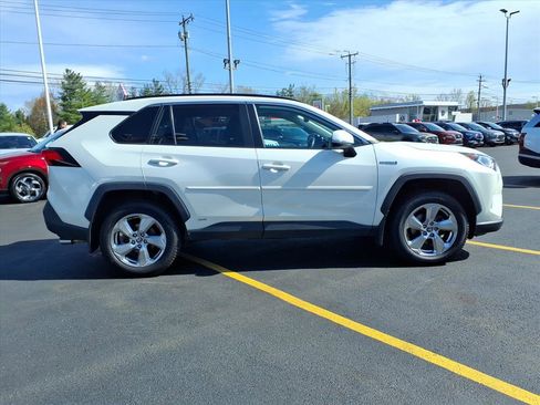 Used 2021 Toyota RAV4 XLE Premium AWD/4WD image 4