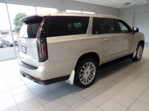 Used 2023 Cadillac Escalade ESV Premium Luxury w/ Performance Package AWD/4WD image 4