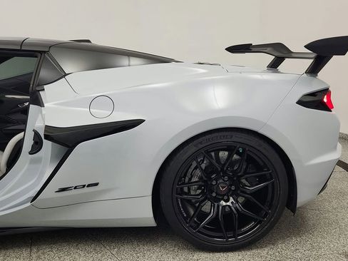 Used 2024 Chevrolet Corvette Z06 w/ Z07 Performance Package RWD image 39