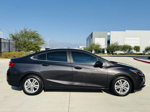 Used 2017 Chevrolet Cruze LT image 5