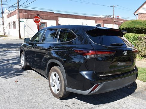 Used 2024 Toyota Highlander LE image 7