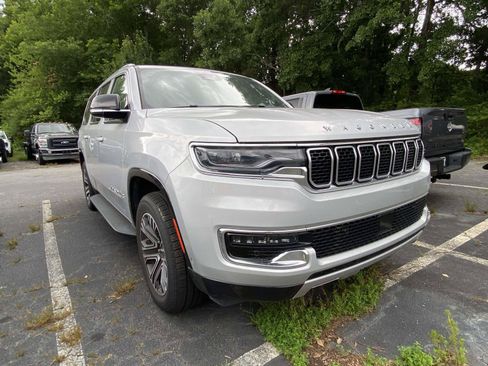 Used 2024 Jeep Wagoneer L Series II w/ Flexible Seating Group AWD/4WD image 2