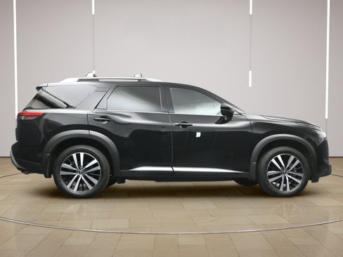 Certified 2025 Nissan Pathfinder Platinum w/ Cargo Package FWD image 28