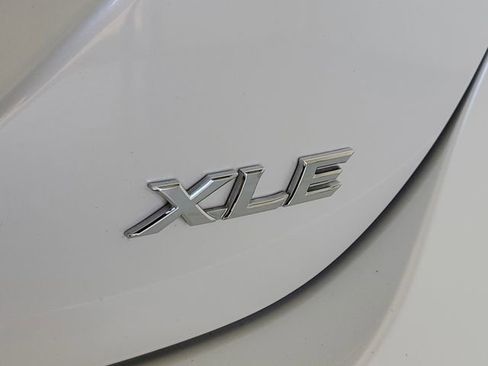 Used 2018 Toyota Camry XLE image 9