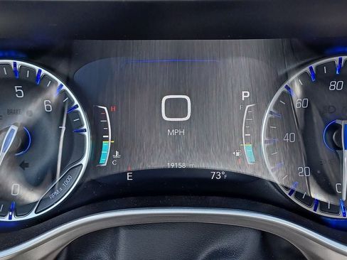 Used 2023 Chrysler Pacifica Touring-L w/ Uconnect Theater Family Group AWD/4WD image 17