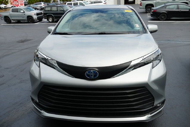 Used 2025 Toyota Sienna XLE FWD image 4