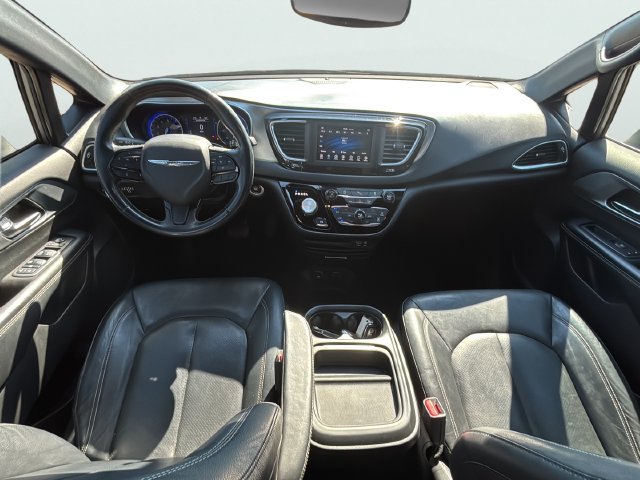 Used 2019 Chrysler Pacifica Touring-L w/ S Appearance Package FWD image 16