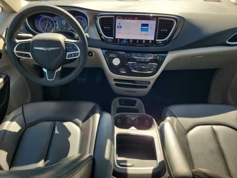Used 2023 Chrysler Pacifica Touring-L FWD image 13