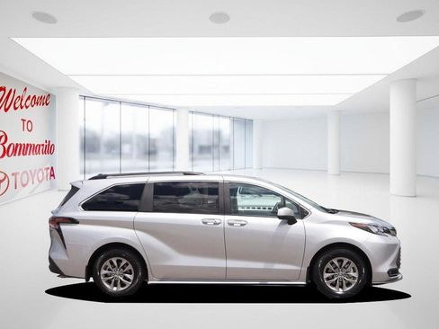 Used 2025 Toyota Sienna XLE FWD image 5