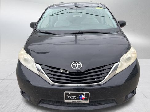 Used 2016 Toyota Sienna LE FWD image 2
