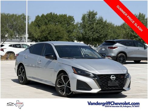 Used 2025 Nissan Altima 2.5 SR FWD image 2