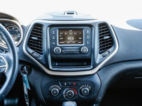 Used 2018 Jeep Cherokee Latitude FWD image 13