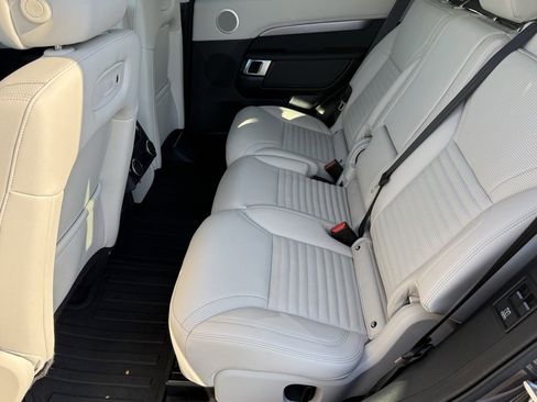 Certified 2025 Land Rover Discovery Dynamic SE image 31