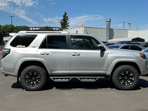 Used 2017 Toyota 4Runner SR5 AWD/4WD image 3