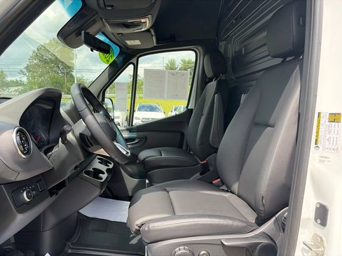Used 2025 Mercedes-Benz Sprinter 3500 image 9