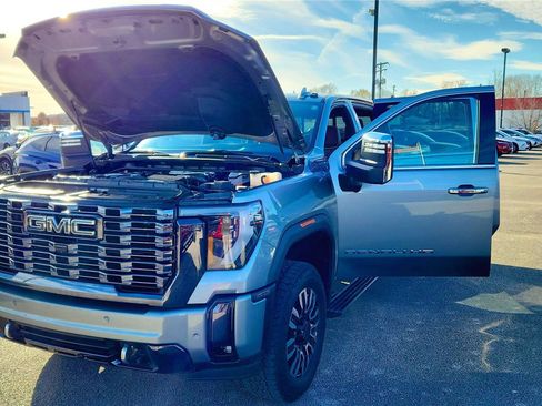Used 2024 GMC Sierra 2500 Denali Ultimate image 8