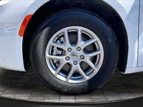 Used 2025 Chrysler Pacifica Select FWD image 10