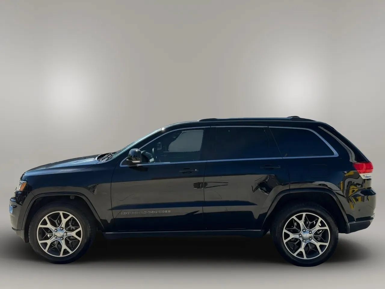 Used 2018 Jeep Grand Cherokee Limited AWD/4WD image 4