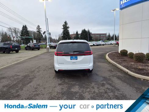 Used 2024 Chrysler Pacifica Touring-L image 5