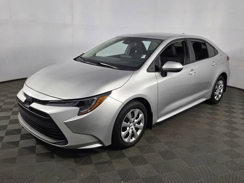 Used 2025 Toyota Corolla LE FWD image 3