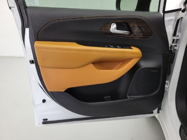 Used 2023 Chrysler Pacifica Pinnacle AWD/4WD image 19