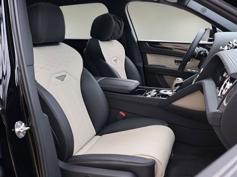 Used 2025 Bentley Bentayga Extended Wheelbase AWD/4WD image 24
