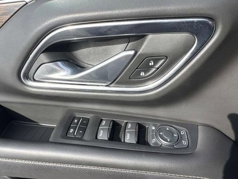 Used 2024 Chevrolet Suburban Premier image 4