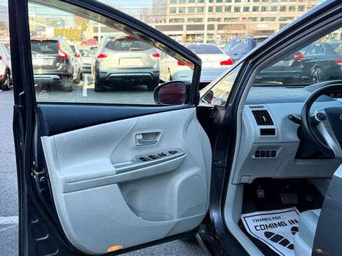 Used 2013 Toyota Prius V Five image 3