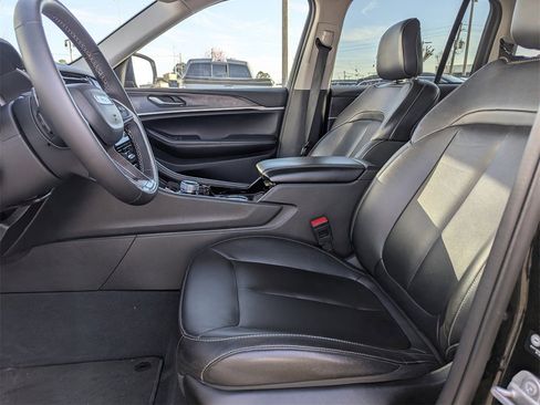 Used 2023 Jeep Grand Cherokee Limited image 14