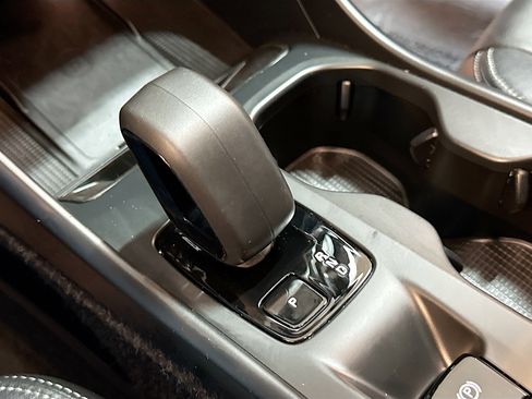 Used 2025 Volvo XC40 B5 Core image 25