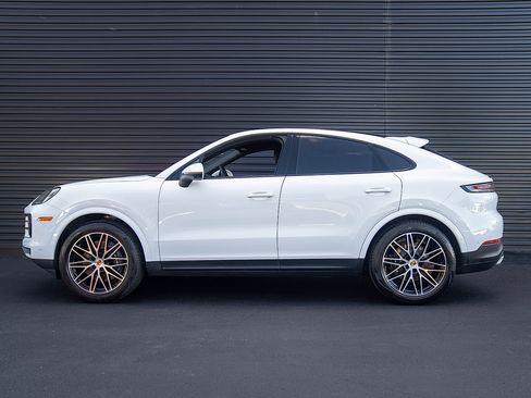 Certified 2026 Porsche Cayenne Coupe AWD/4WD image 3