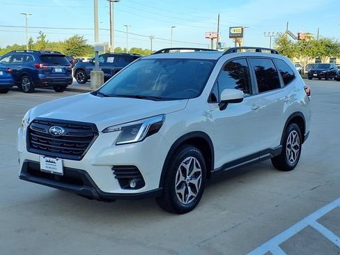 Used 2023 Subaru Forester Premium AWD/4WD image 3