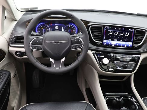 Used 2022 Chrysler Pacifica Limited AWD/4WD image 13