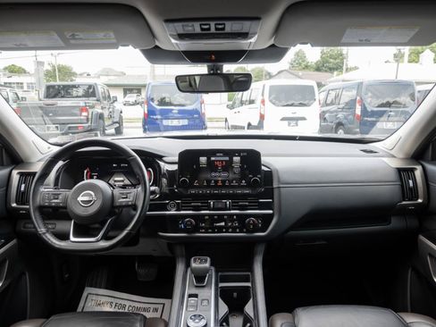 Used 2023 Nissan Pathfinder Platinum AWD/4WD image 3
