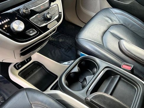 Used 2018 Chrysler Pacifica Touring-L image 16