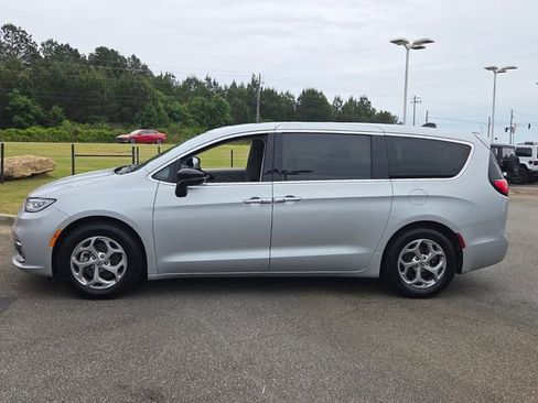 Used 2024 Chrysler Pacifica Limited FWD image 4