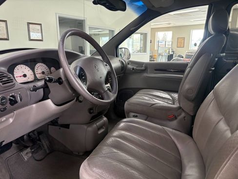 Used 2000 Chrysler Town & Country Limited image 7